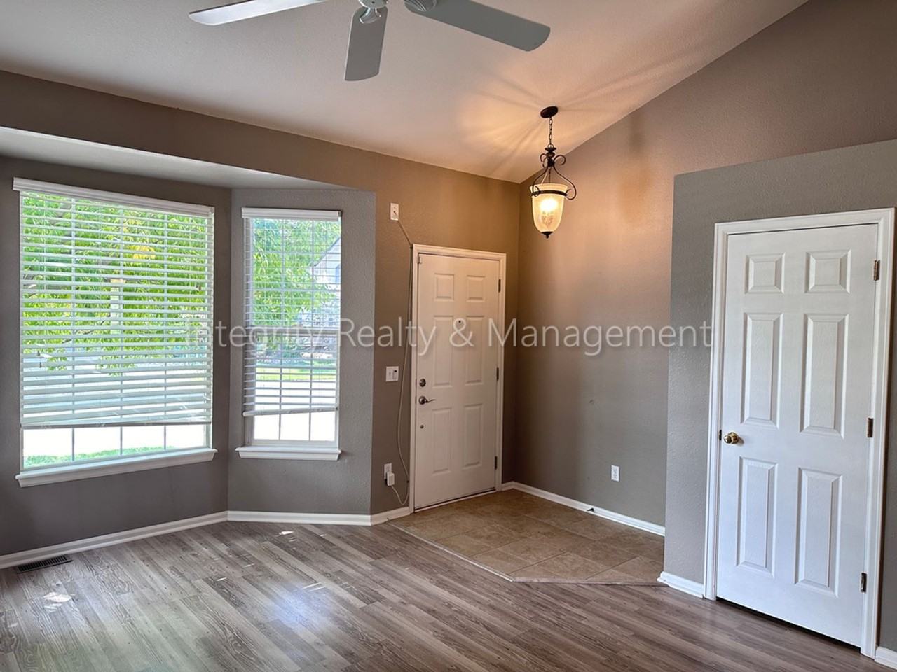 1041 Laurenwood Ln - Photo 7 of 50