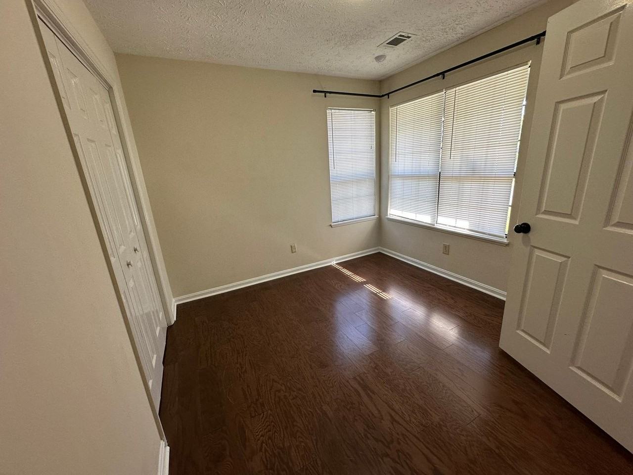110 Island Blvd - Photo 4 of 20