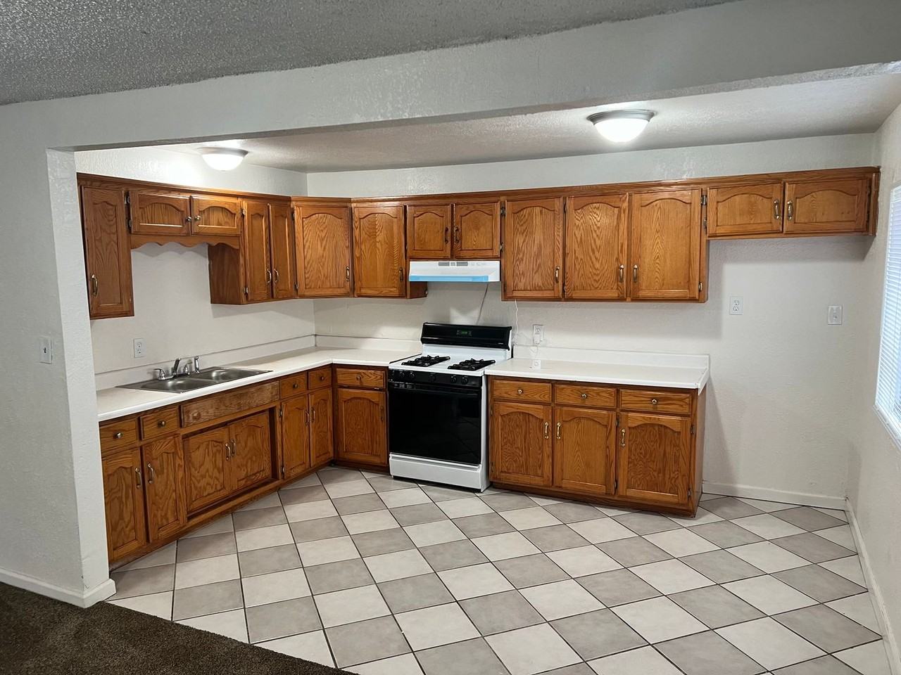 8401 Lexington Ave - Photo 2 of 11