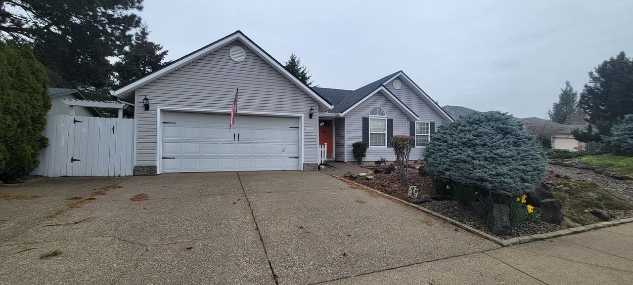 1583 Sw James St - Photo 2 of 12