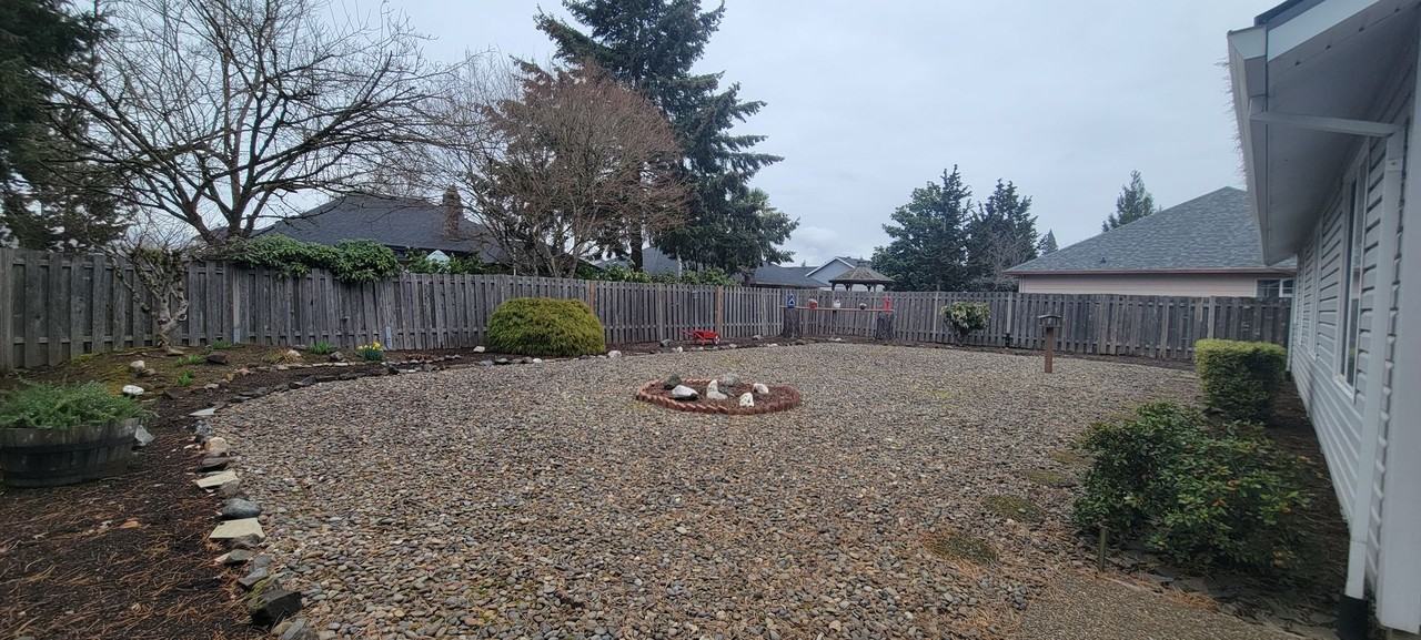 1583 Sw James St - Photo 3 of 12