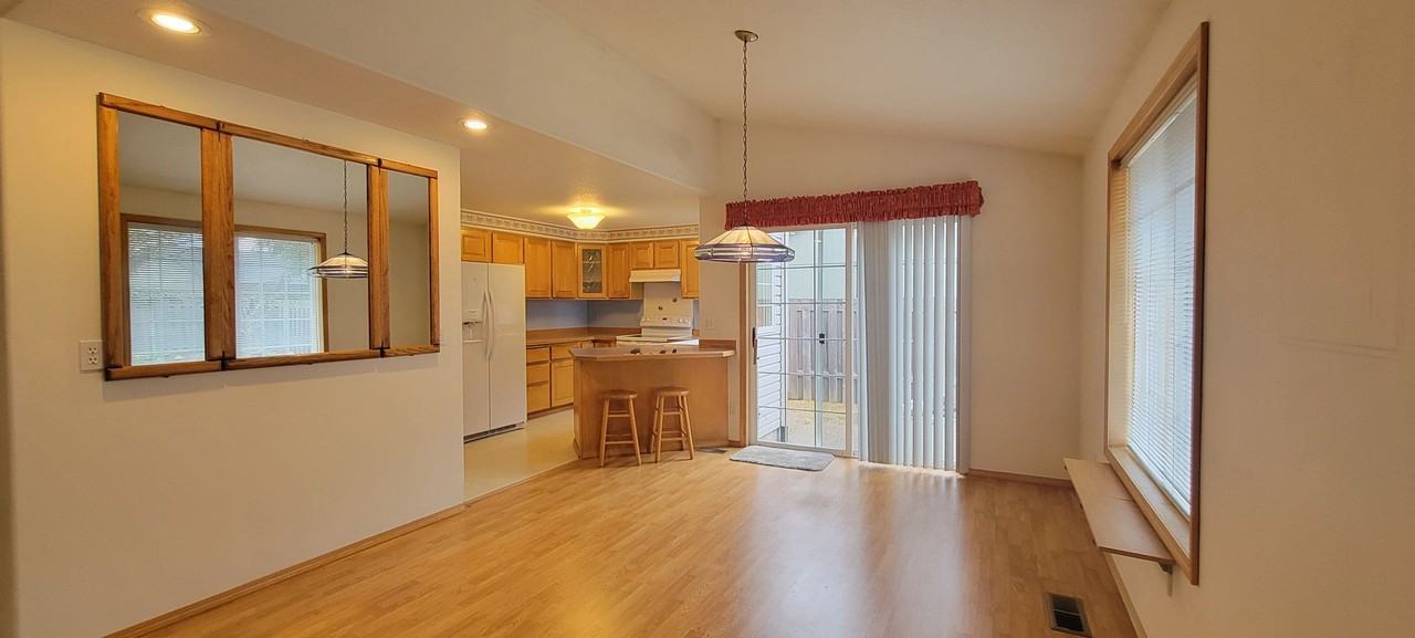 1583 Sw James St - Photo 5 of 12