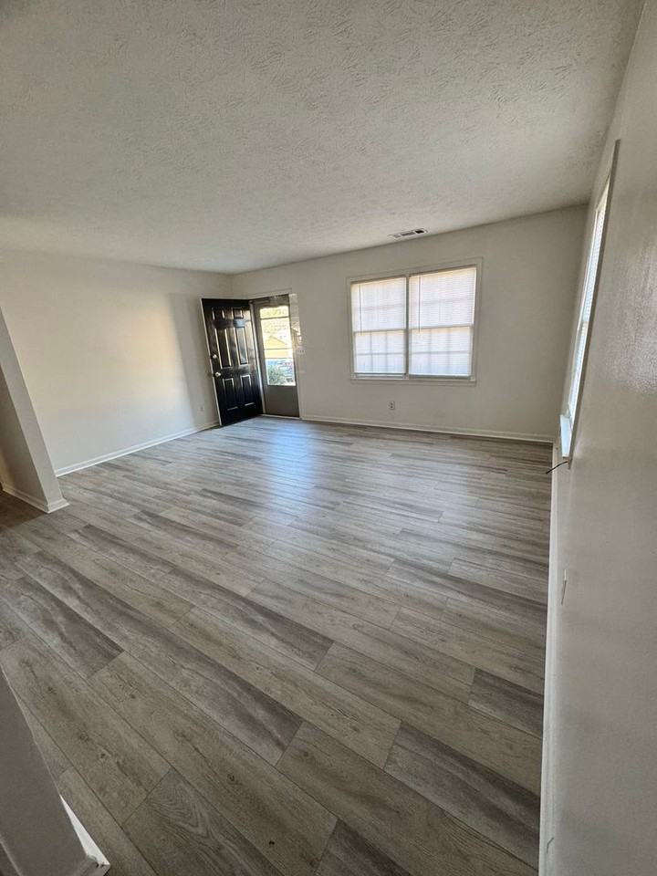 573 Downing St - Photo 3 of 14