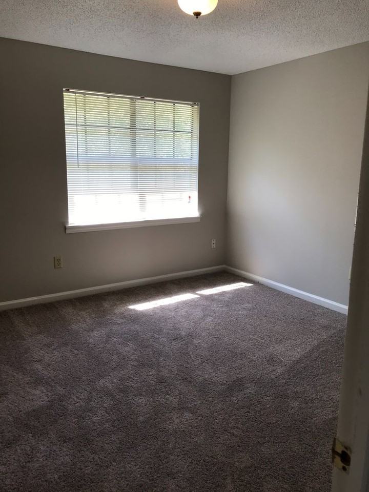 Colonial Square Apartments - Photo 3 of 10