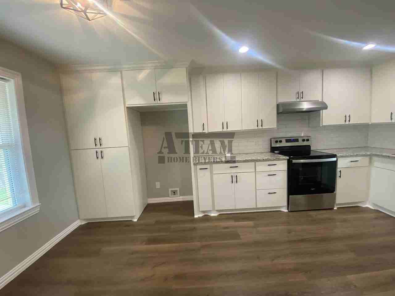 113 W Mount Vernon St - Photo 3 of 25