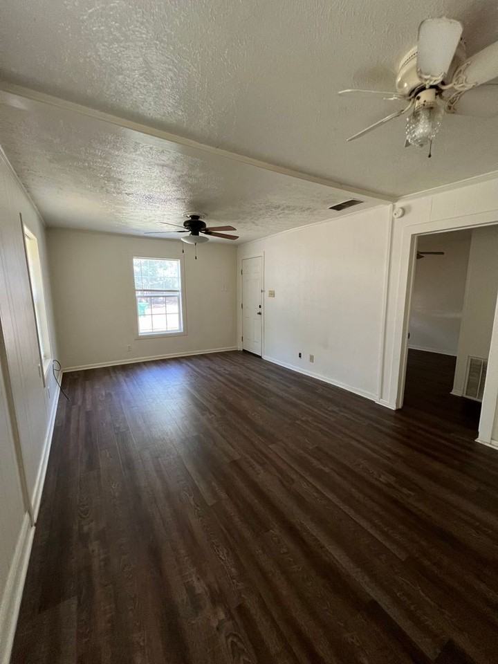 561 E Crow St - Photo 2 of 12