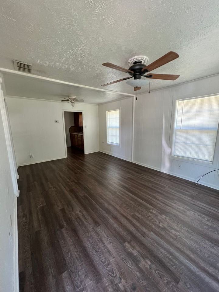 561 E Crow St - Photo 3 of 12