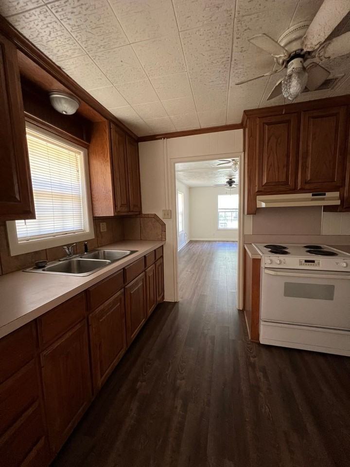 561 E Crow St - Photo 4 of 12