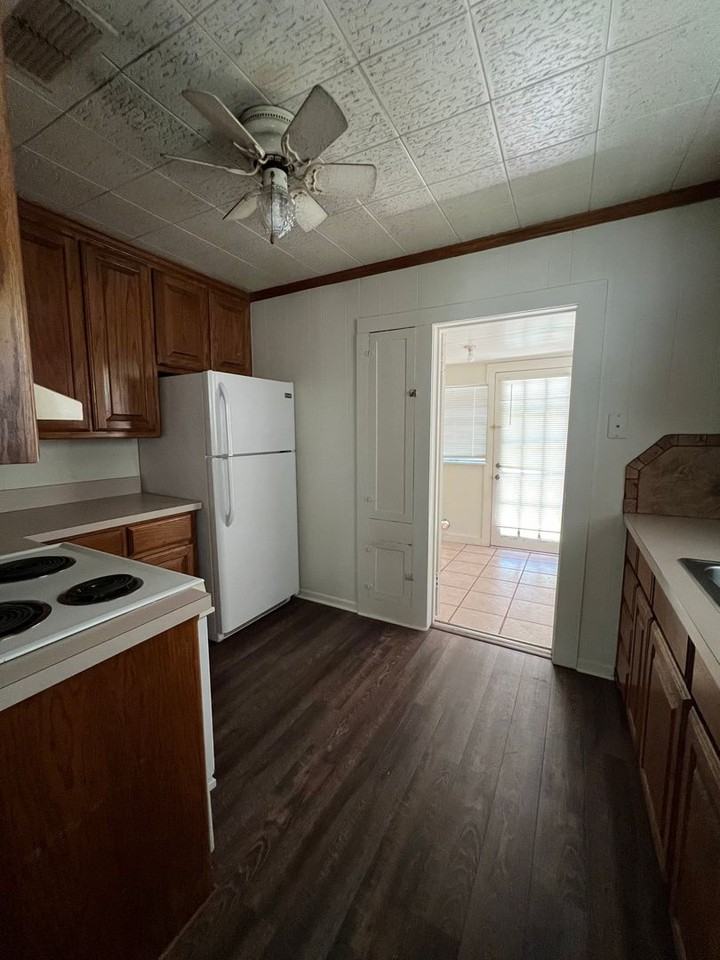 561 E Crow St - Photo 5 of 12