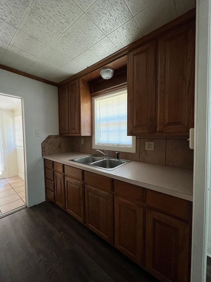 561 E Crow St - Photo 6 of 12