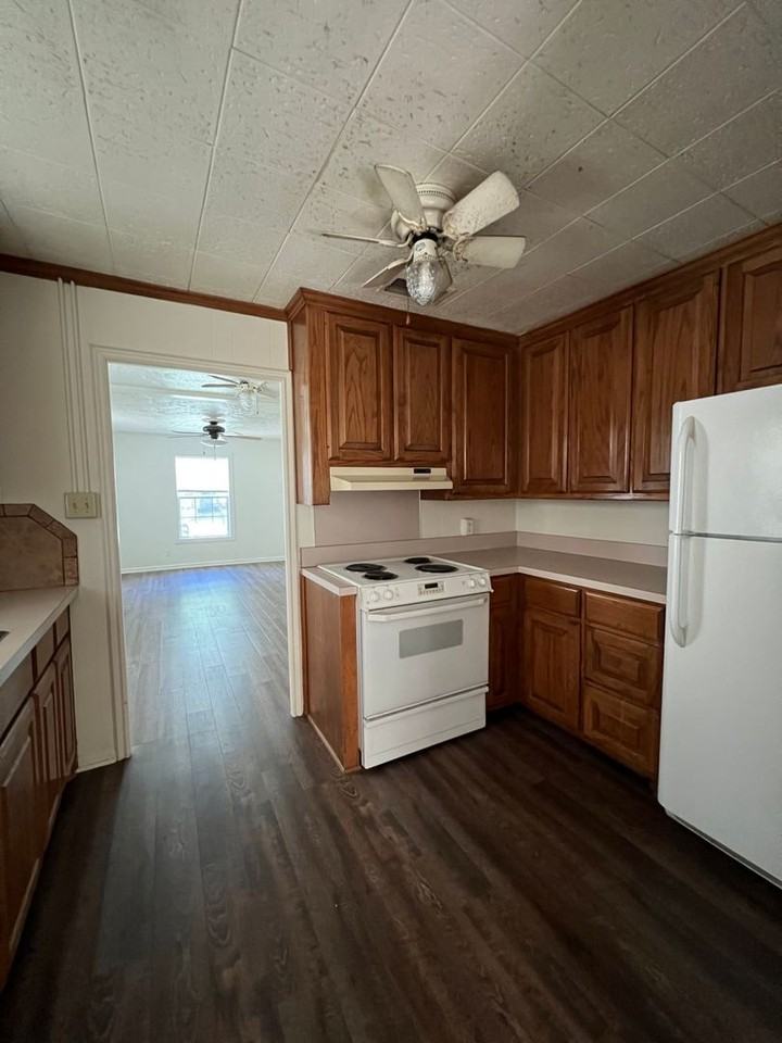 561 E Crow St - Photo 7 of 12