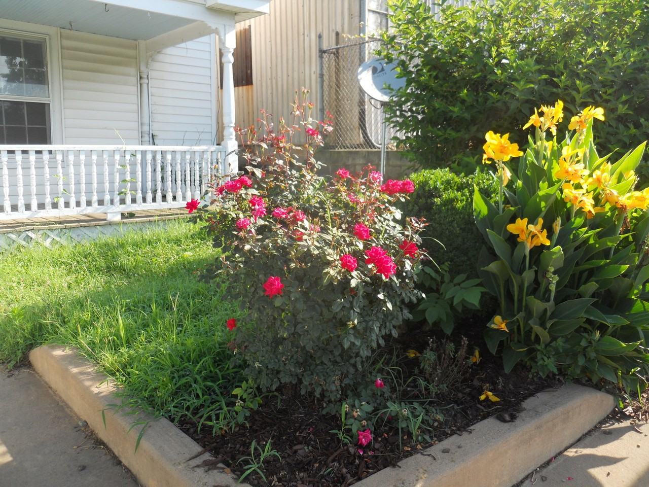 903 Grove St - Photo 2 of 8