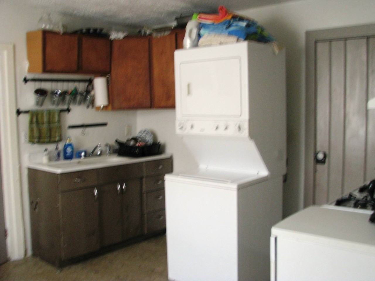 903 Grove St - Photo 4 of 8