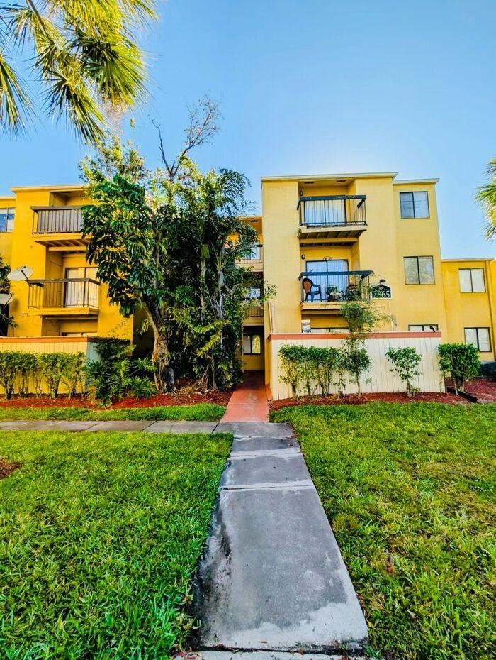 2865 Winkler Ave #412