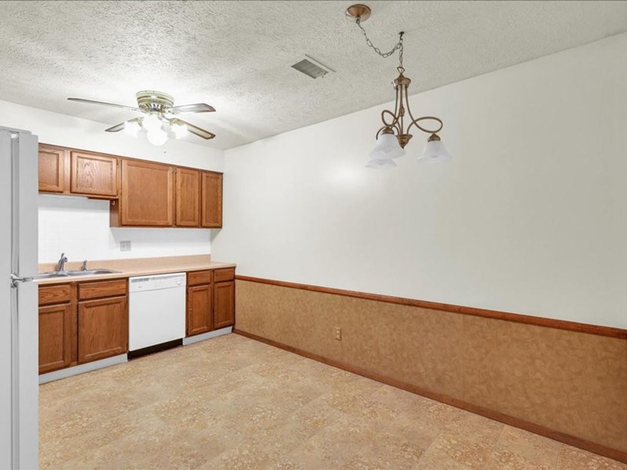 713 Fairmont Dr - Photo 3 of 16