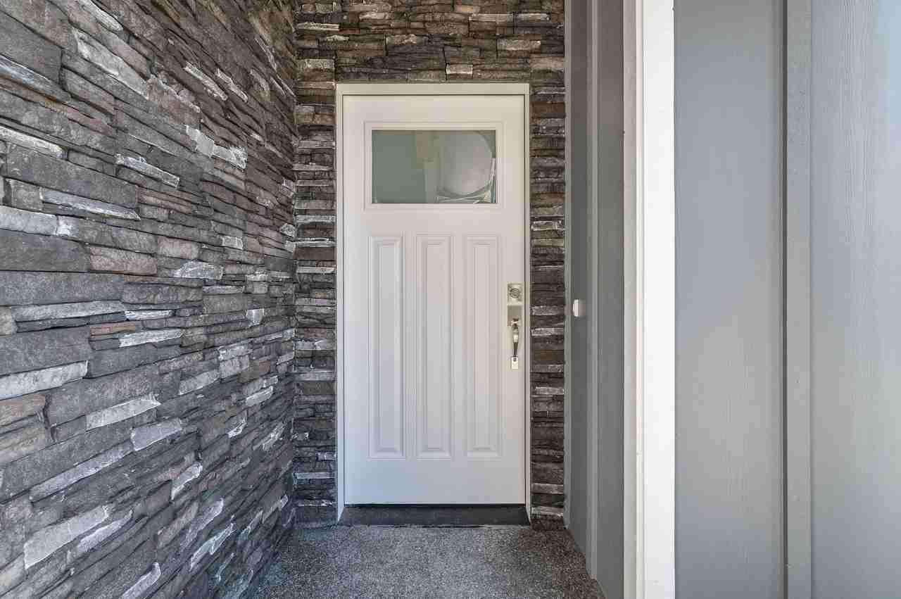 Beautiful Large Townhome Centrally Located in Lynden - Photo 2 of 19