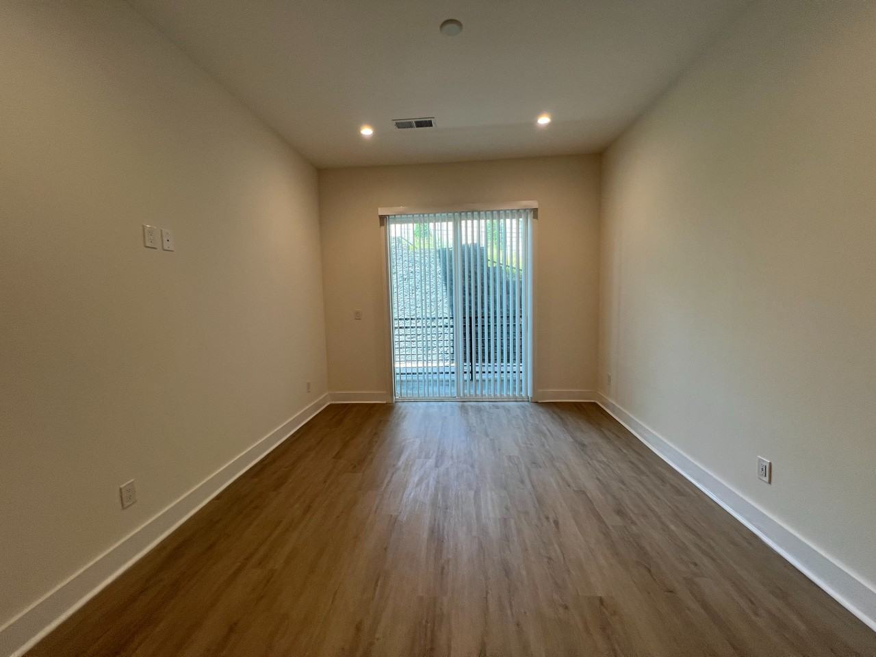 1155 Custer Ave Se - Photo 4 of 20