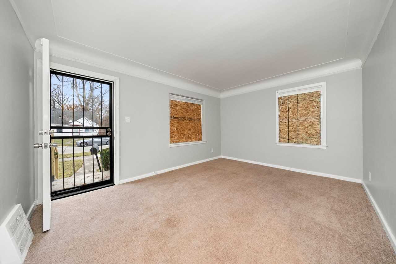 17167 Salem St - Photo 3 of 16