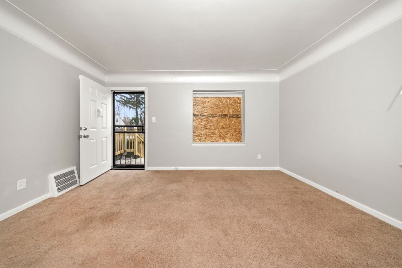 17167 Salem St - Photo 4 of 16