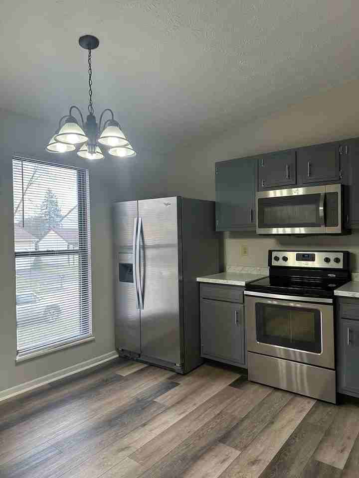 1725 Boulder Ct - Photo 3 of 15