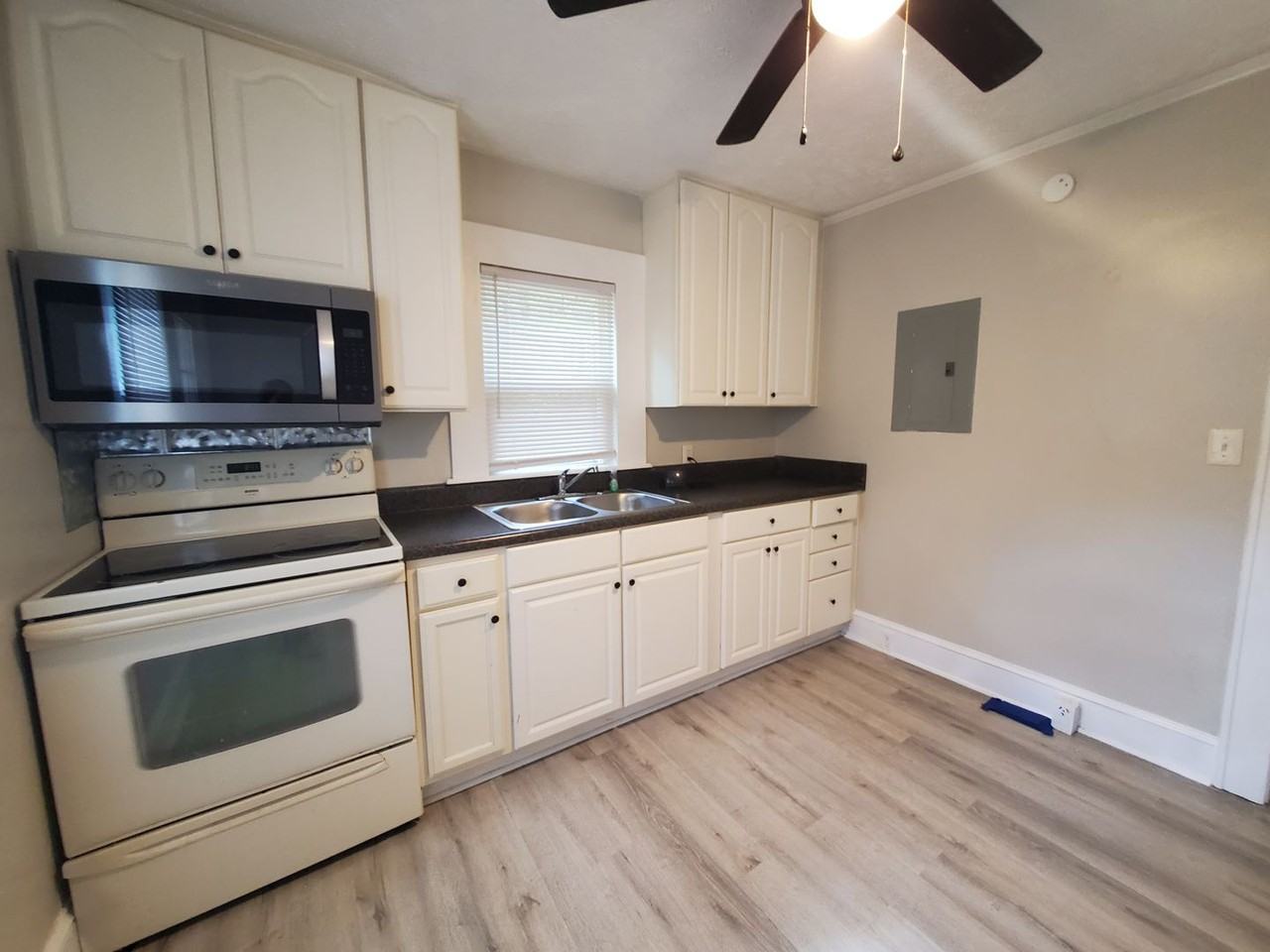 1512 Howell St - Photo 4 of 13