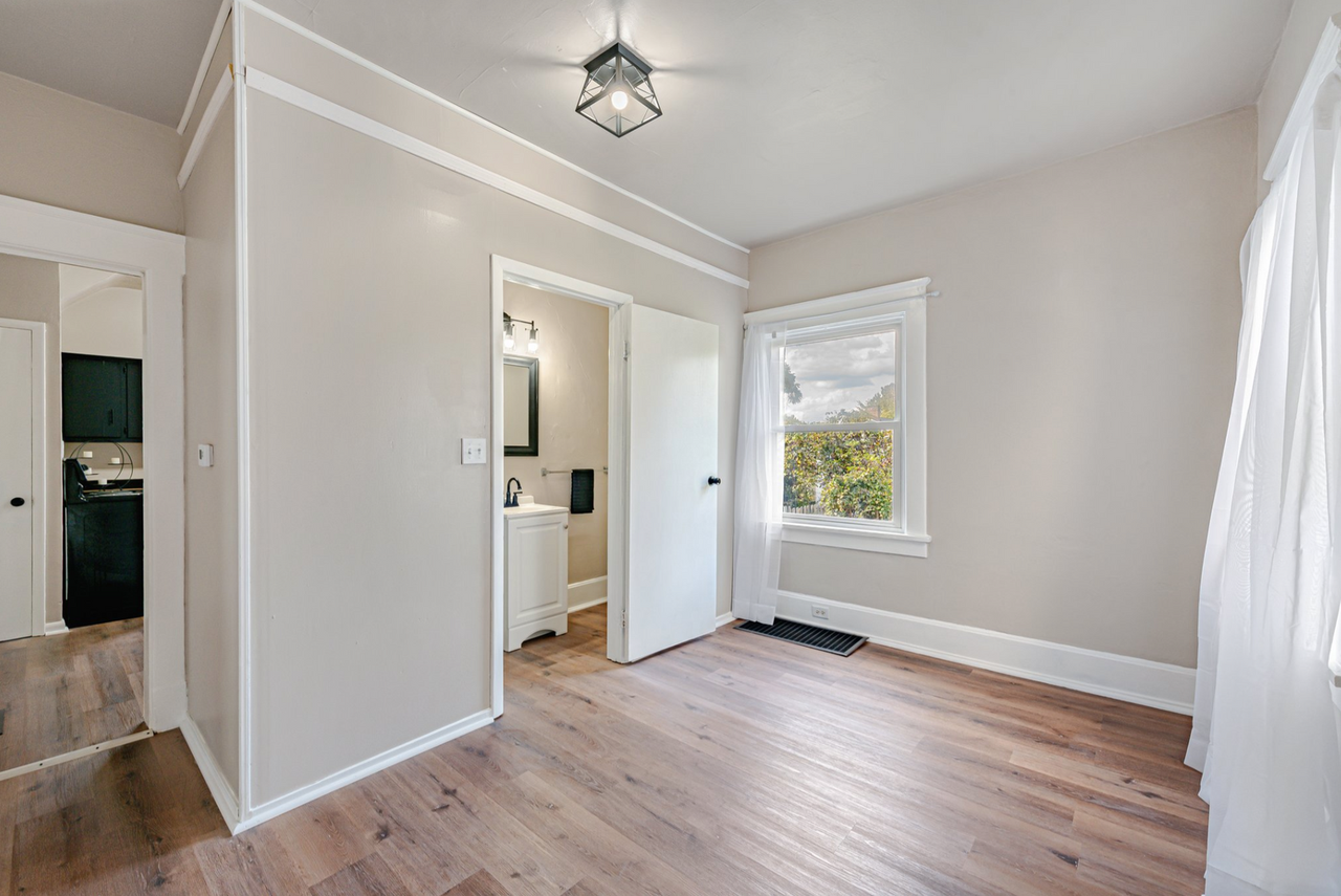 1120 Wade St - Photo 5 of 16