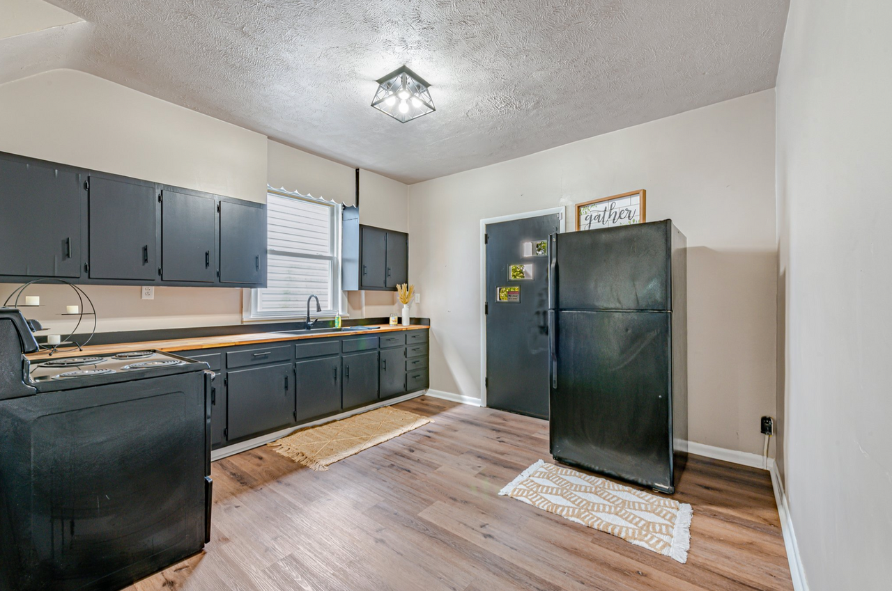 1120 Wade St - Photo 7 of 16