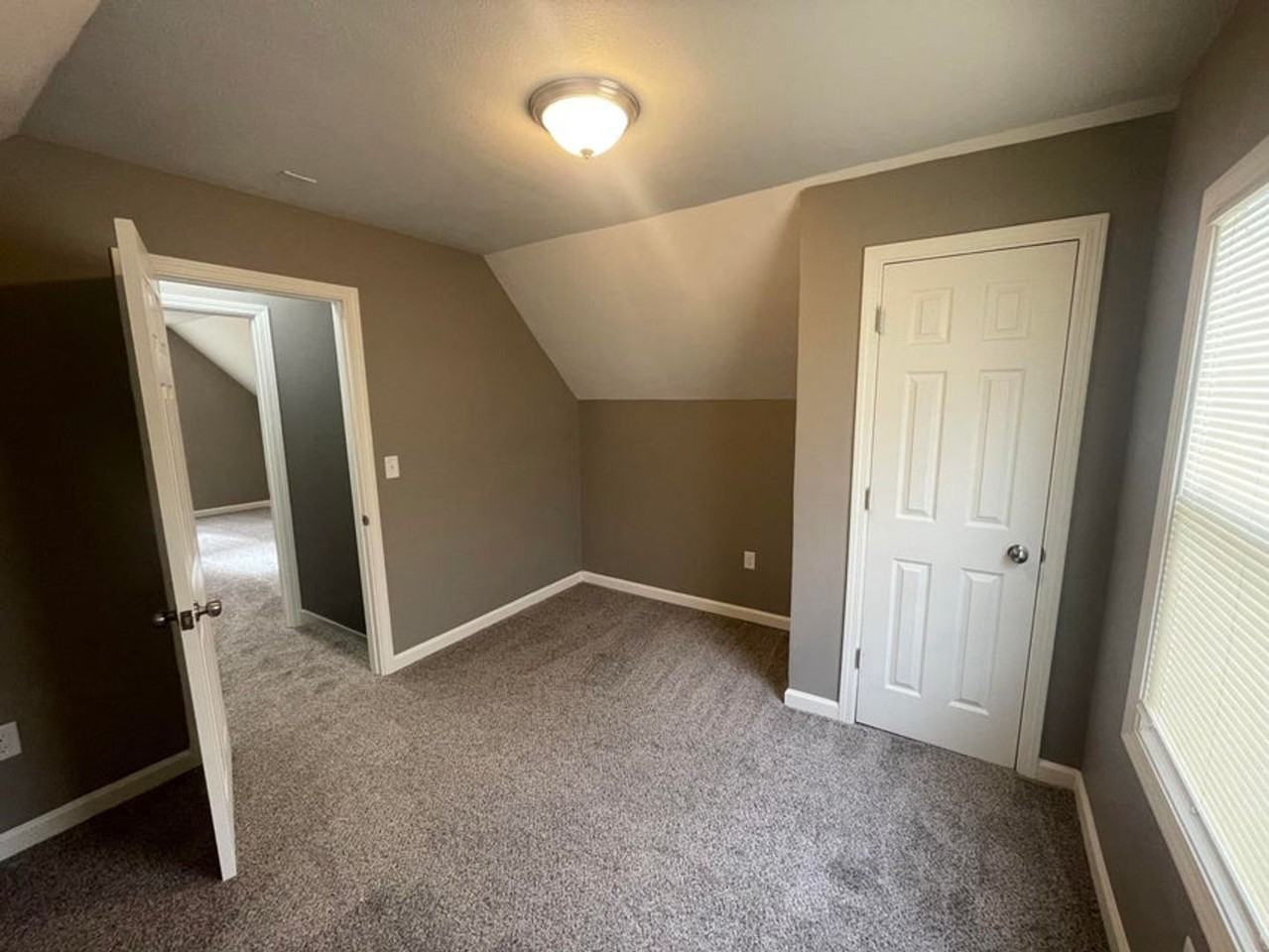 5728 N 57th St - Photo 3 of 9