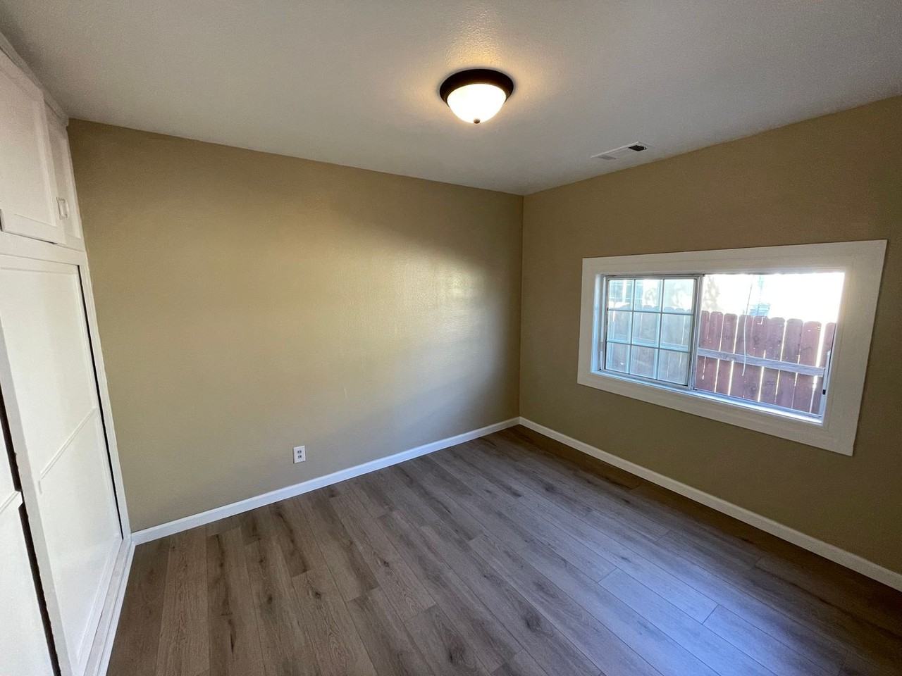 5030 Foothill Ave - Photo 3 of 8