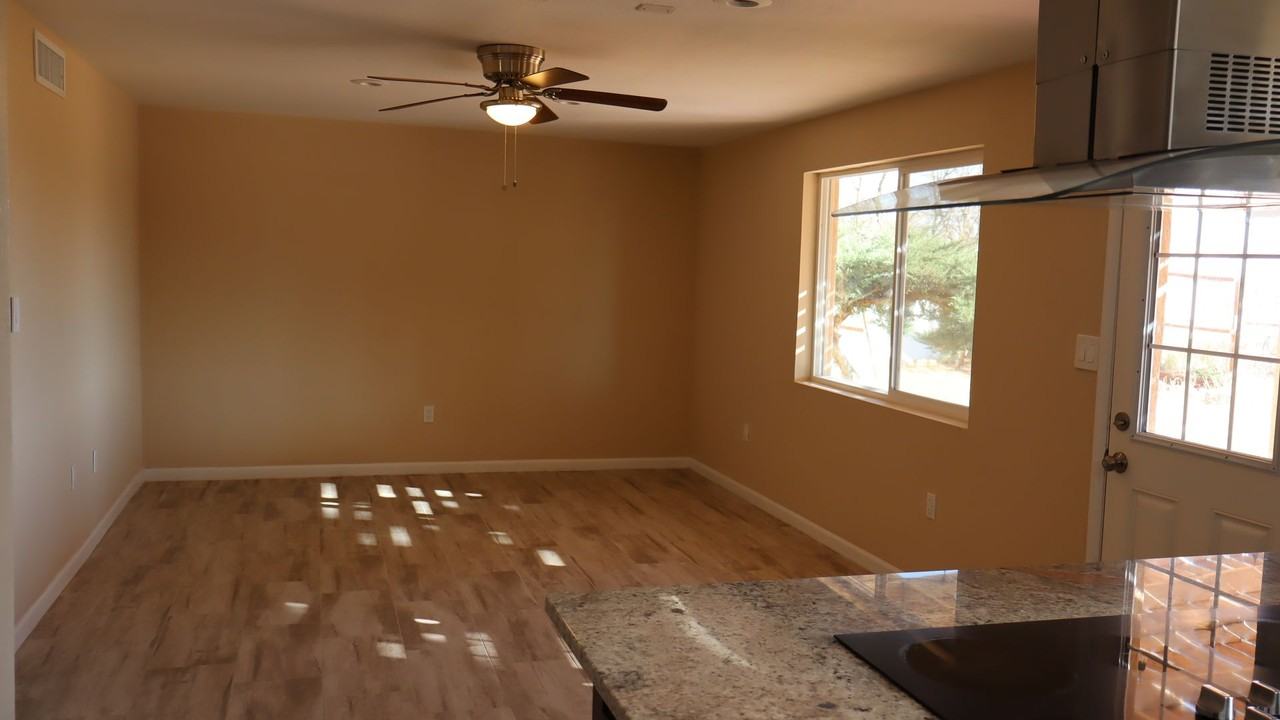 5203 S Apache Ave - Photo 5 of 40