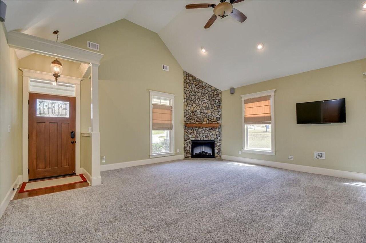 208 Havelock Dr - Photo 3 of 37