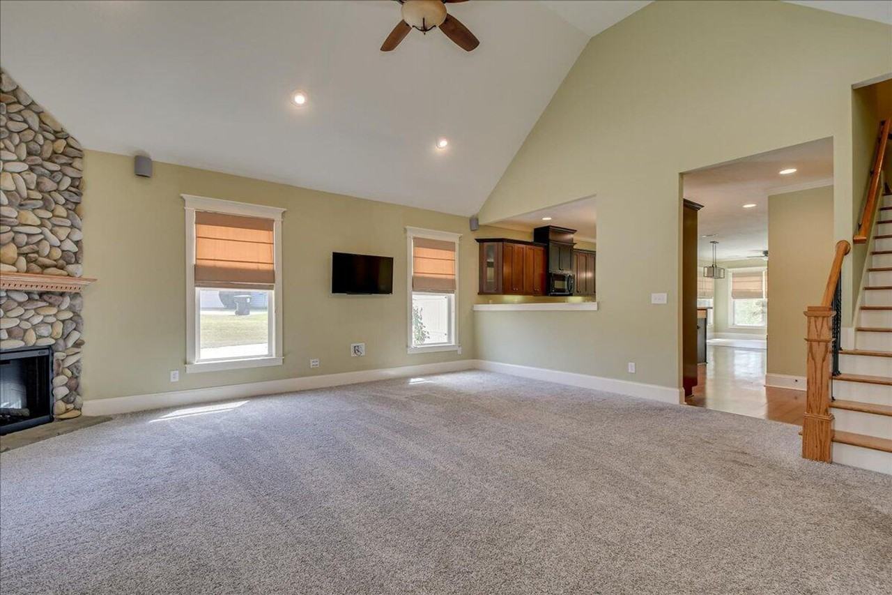 208 Havelock Dr - Photo 4 of 37