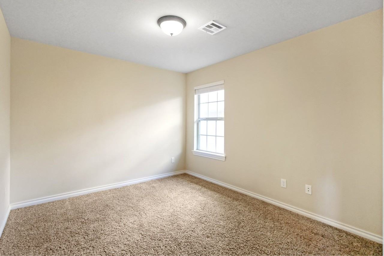 18200 Sandhurst Ct - Photo 6 of 8