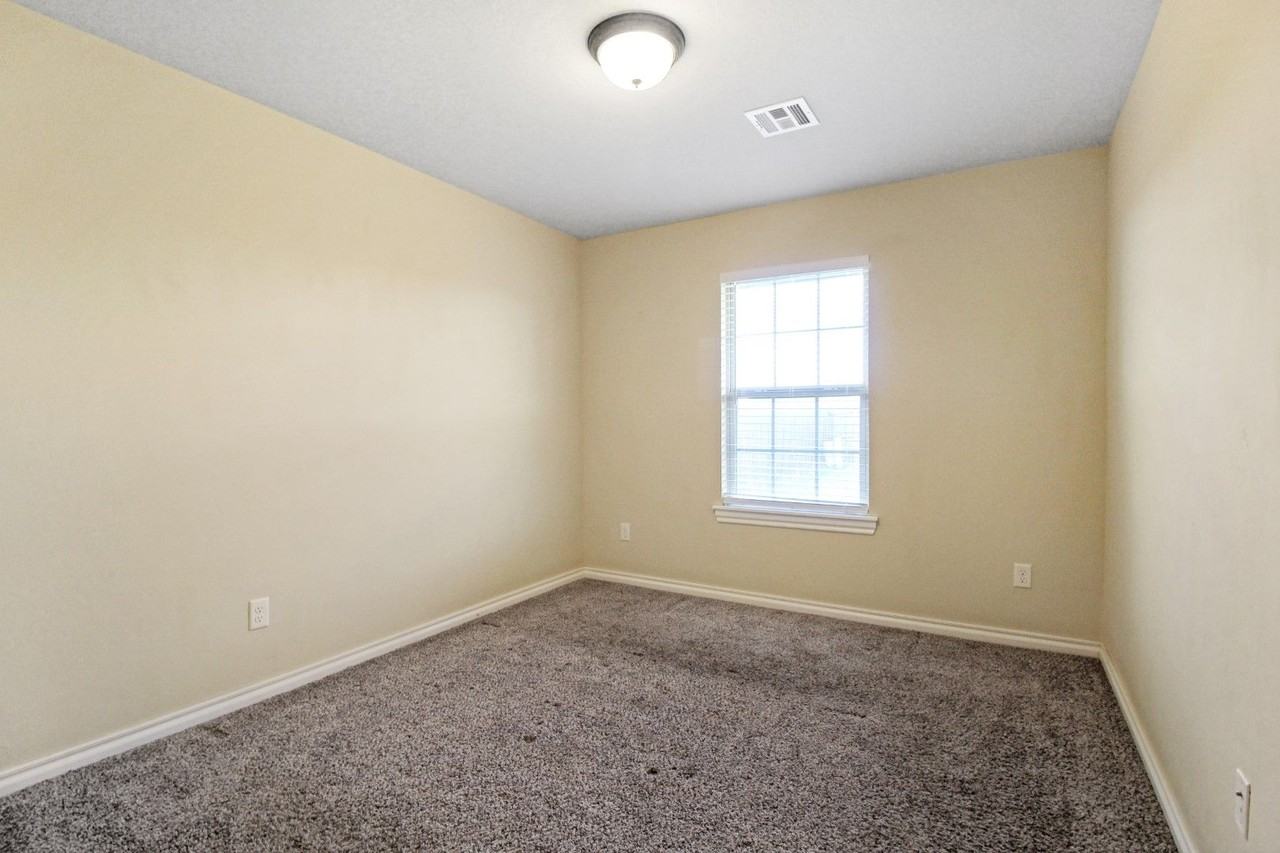 18200 Sandhurst Ct - Photo 7 of 8