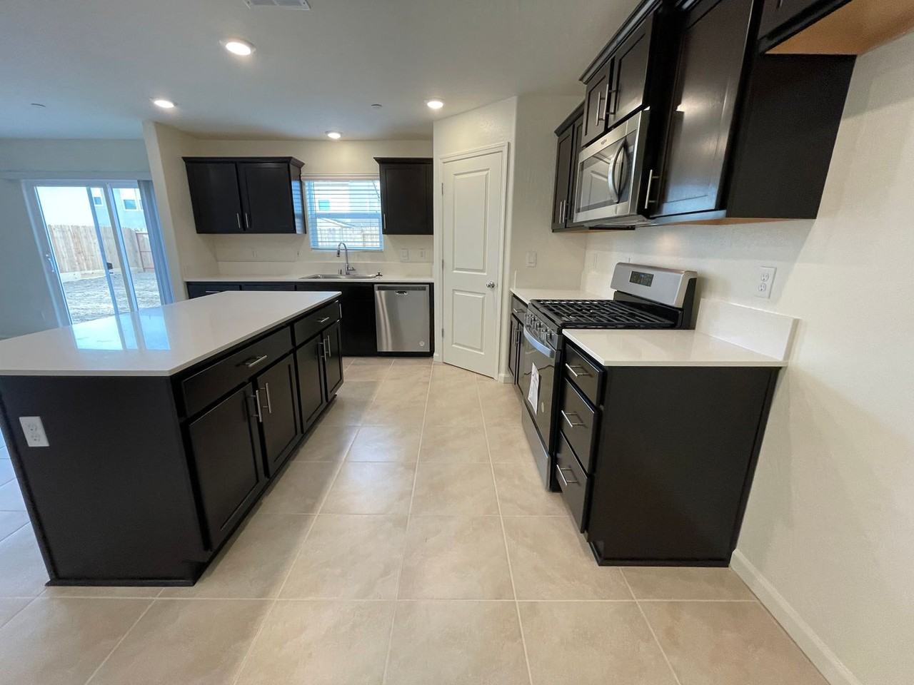 661 Suzanne Dr - Photo 3 of 25