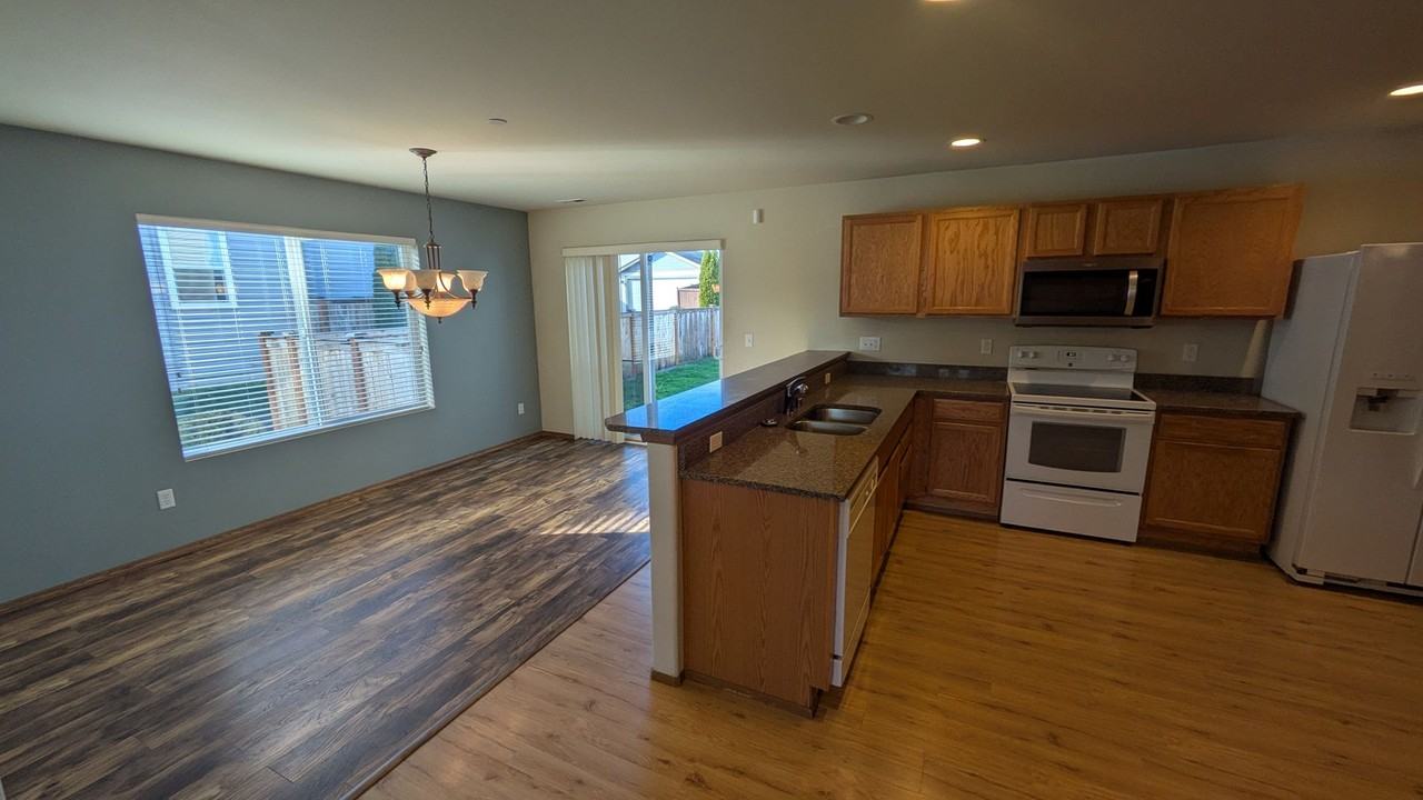 1717 Duncan Ave - Photo 4 of 16