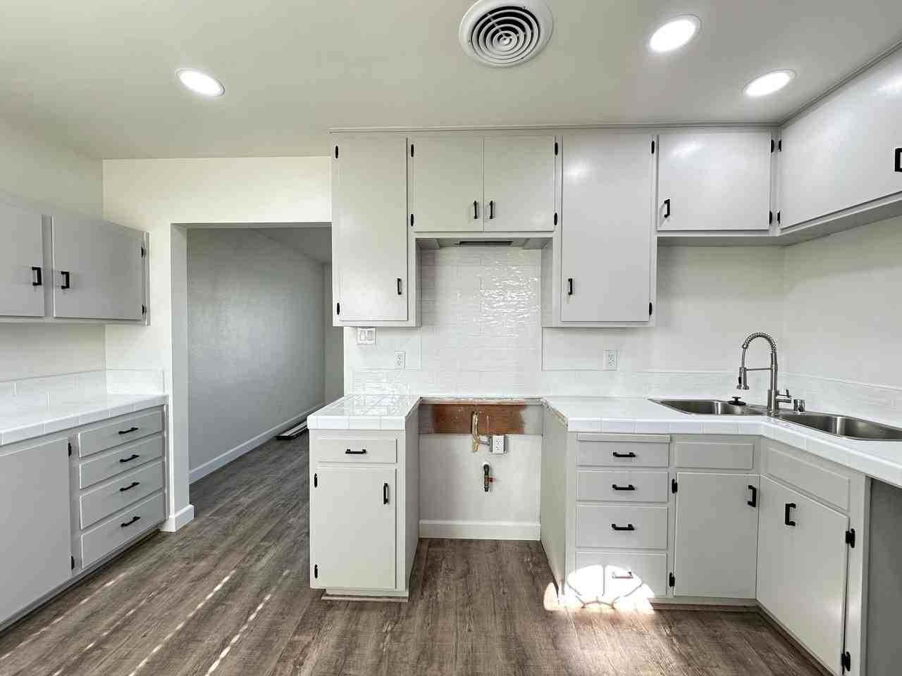 1612 Dale St - Photo 4 of 16
