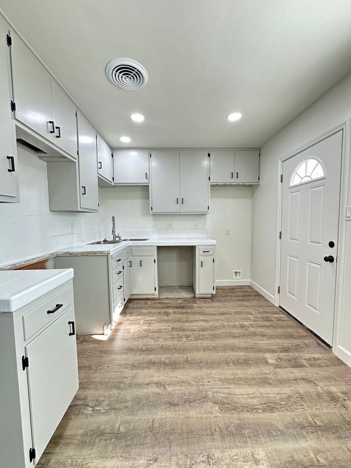 1612 Dale St - Photo 7 of 16