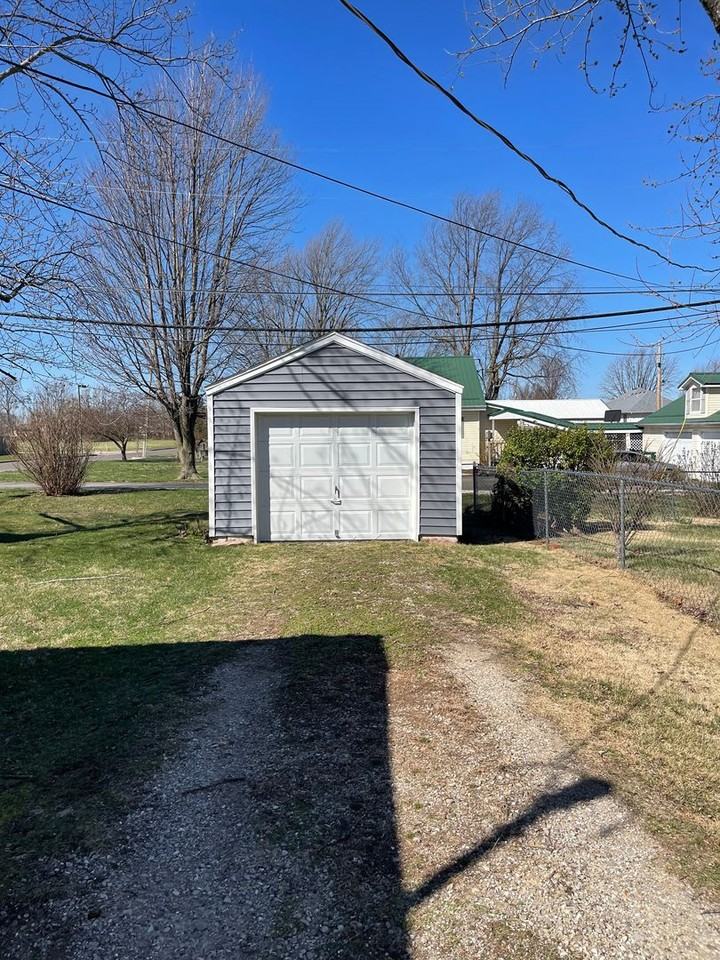 1168 Beverly Dr - Photo 3 of 10