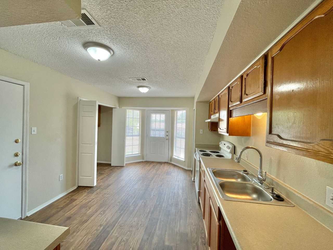 2416 Grasslands Dr - Photo 5 of 20
