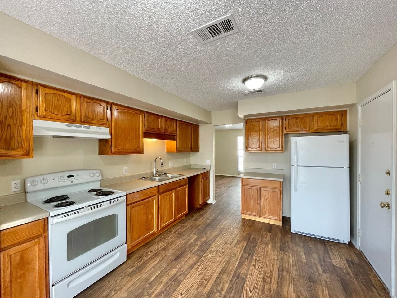2416 Grasslands Dr - Photo 6 of 20