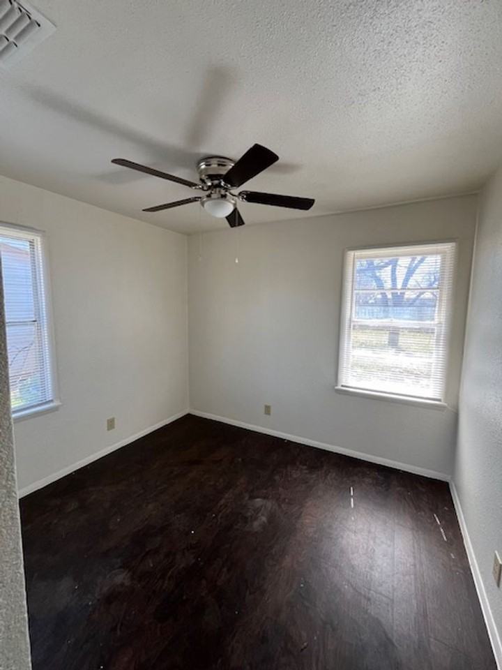 5457 Encino Rd - Photo 3 of 8