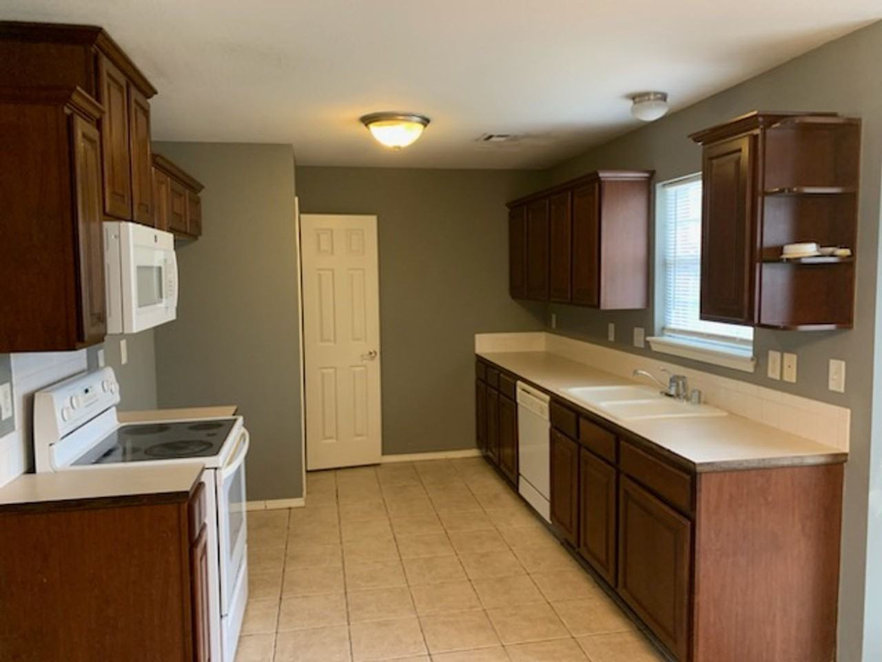 2405 Sw 17th St - Photo 4 of 12