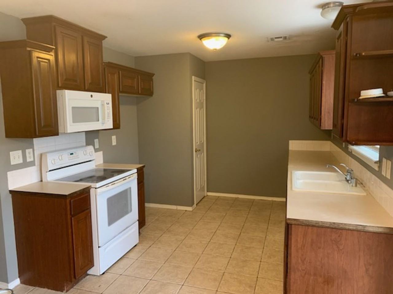 2405 Sw 17th St - Photo 5 of 12