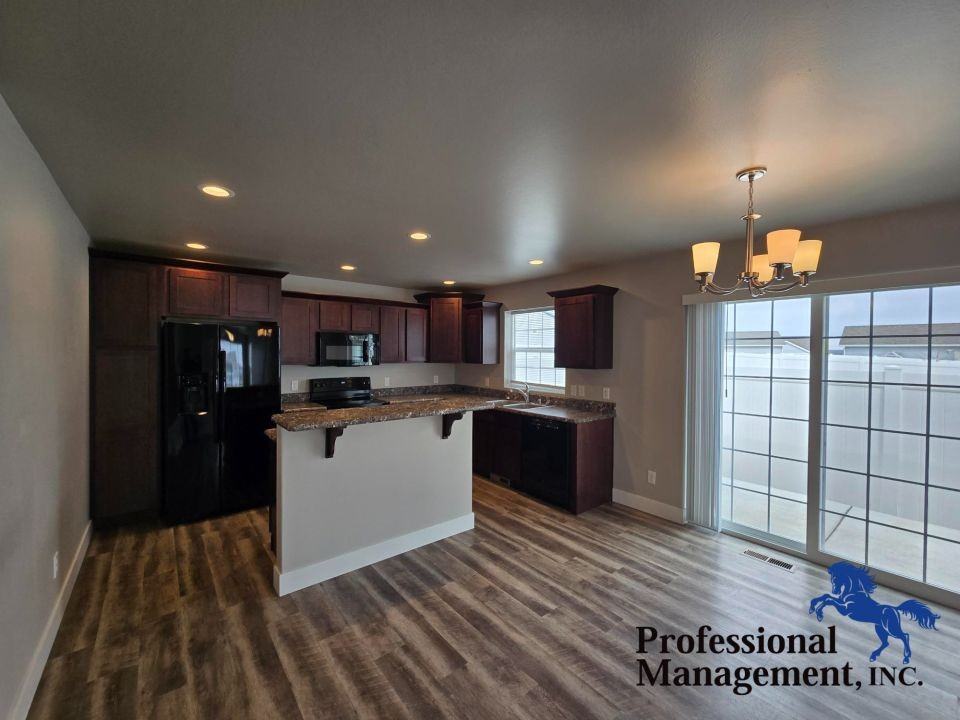 2314 Acacia Cir - Photo 3 of 10