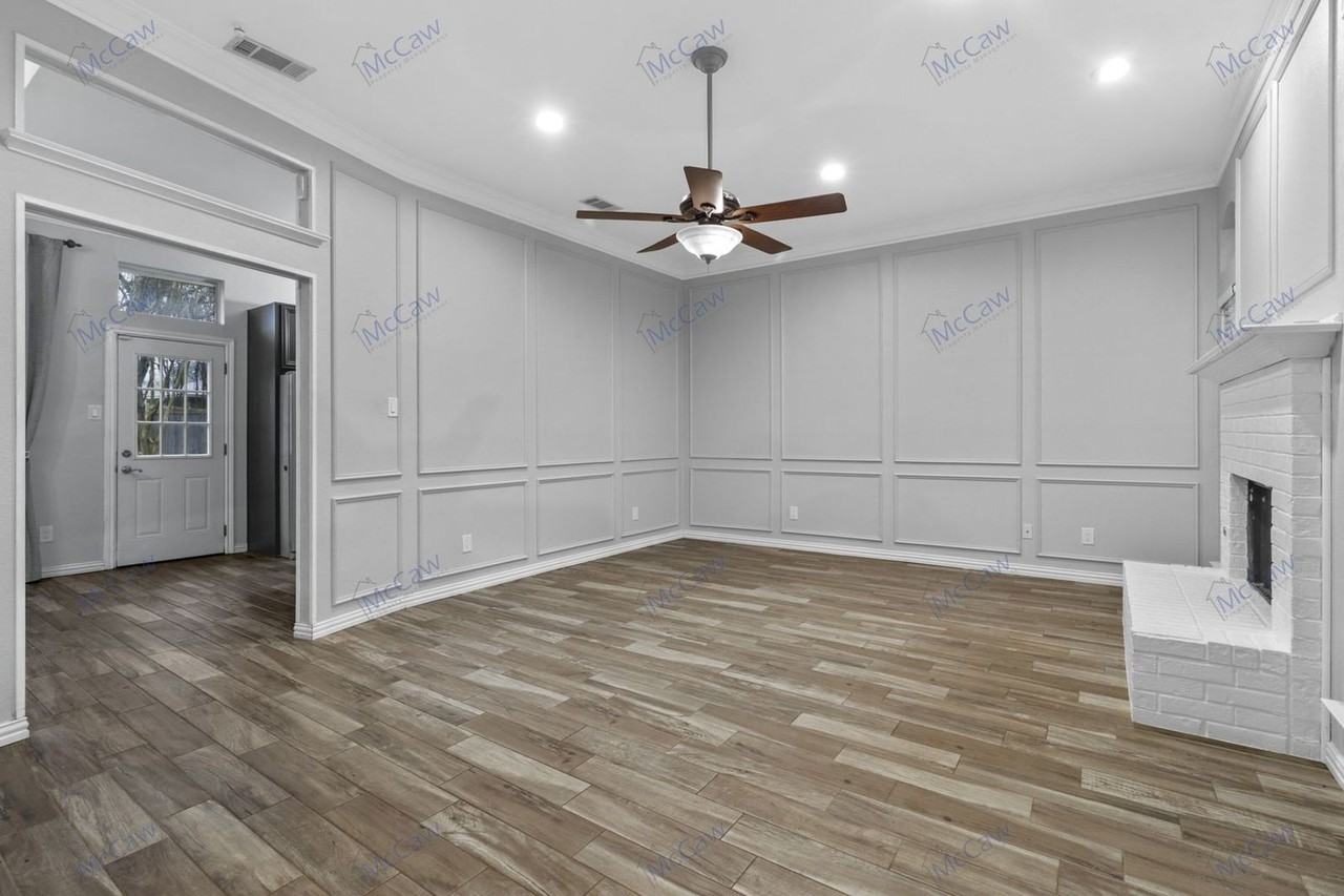 8026 Hickory St - Photo 3 of 17