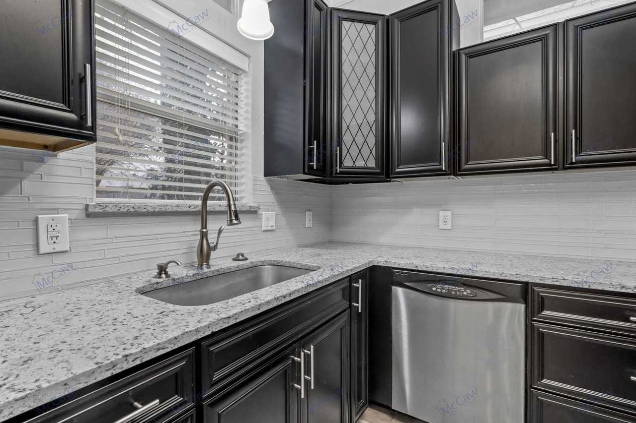 8026 Hickory St - Photo 7 of 17