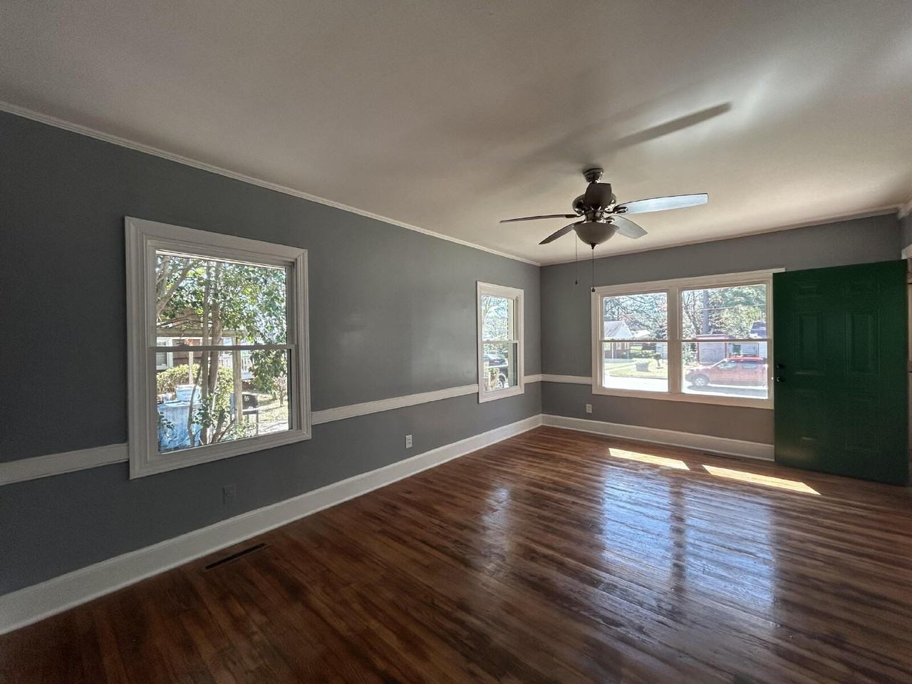 621 Cameron Dr - Photo 3 of 10