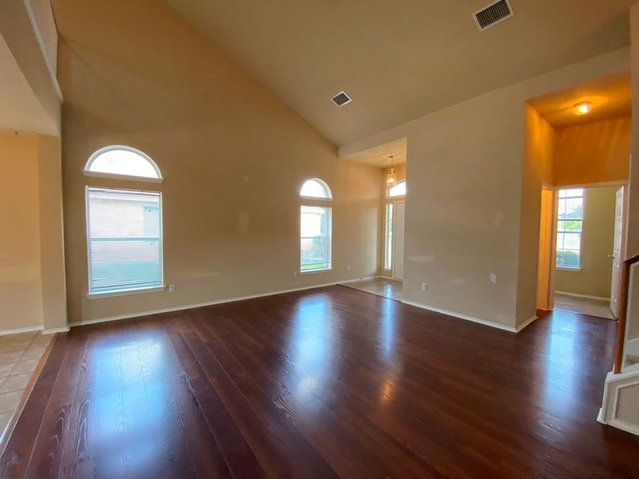 1005 Gentry Dr - Photo 3 of 23