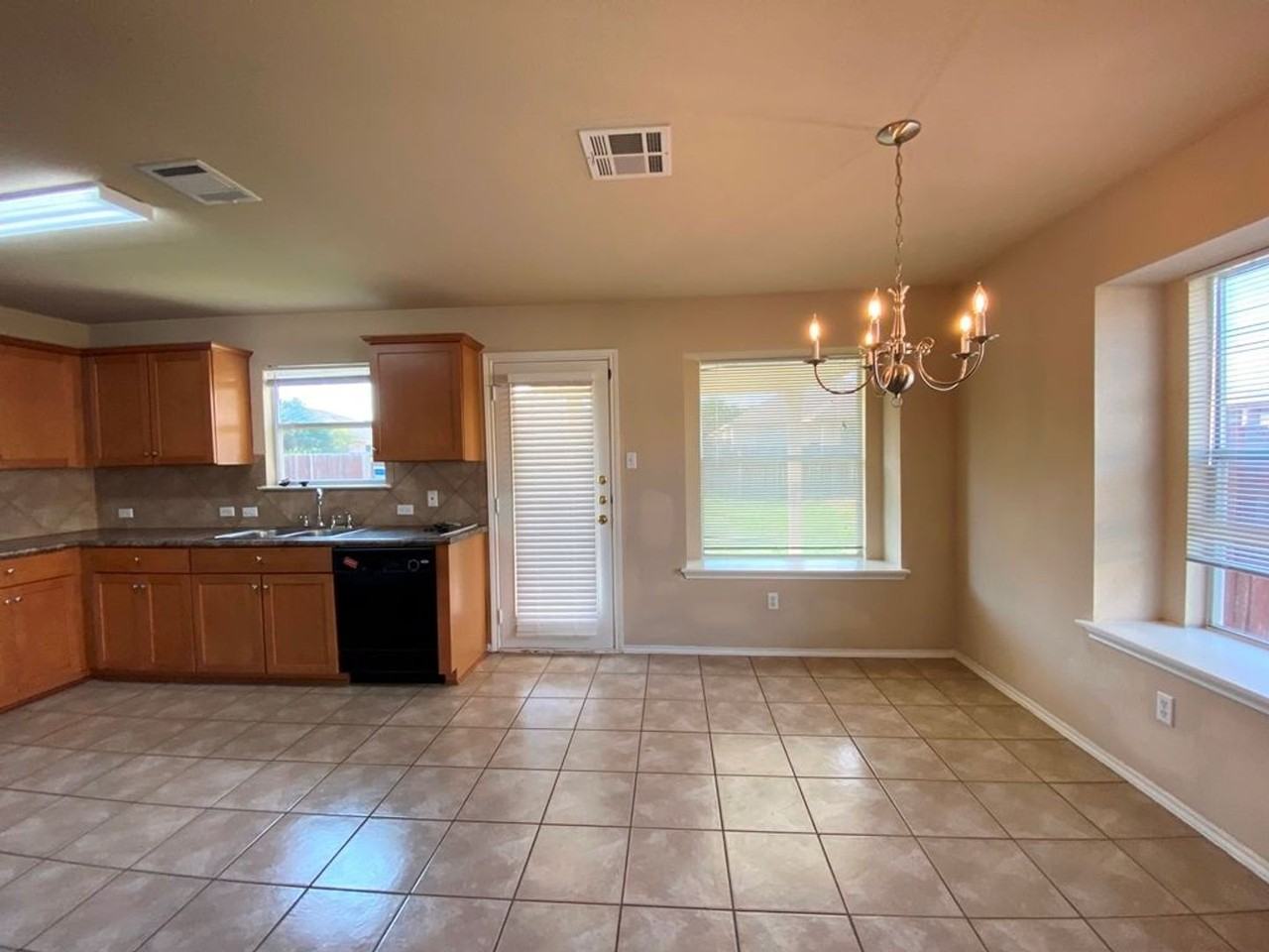 1005 Gentry Dr - Photo 4 of 23